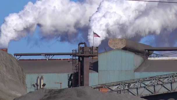 Opwarming Van Aarde Wordt Gesuggereerd Door Schoten Van Een Staalfabriek — Stockvideo