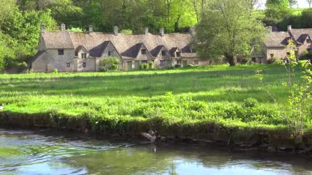 美丽而保存完好的英国古老小镇比尔伯里 — 图库视频影像
