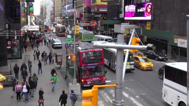 Massen Von Autos Bussen Und Fußgängern Auf Dem Times Square — Stockvideo