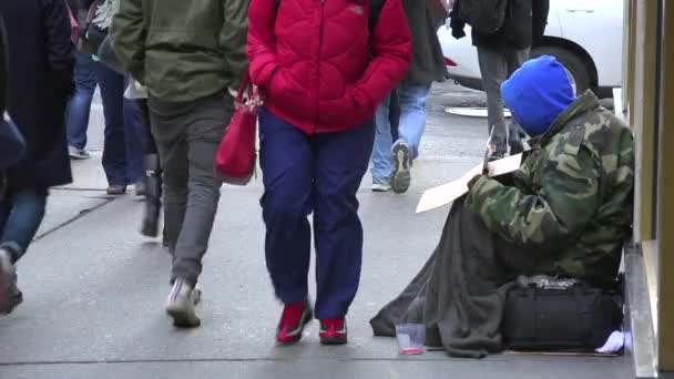 Ogromne Tłumy Ludzi Mijają Bezdomnego Ulicach Manhattanu Nowym Jorku Nie — Wideo stockowe