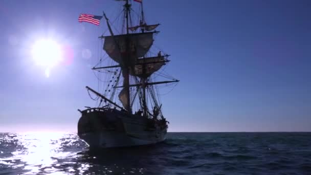 Uzun Direkli Bir Yelkenli Gemi Güneşe Karşı Açık Denizlerde Yelken — Stok video