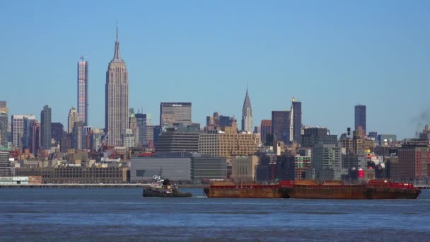 Een Sleepboot Trekt Een Schuit Hudson Rivier New York City — Stockvideo