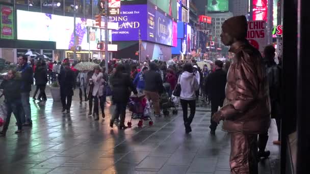 Folle Persone Passano Davanti Mimo Times Square New York — Video Stock