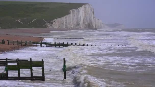 Laut Pecah Sepanjang Dermaga Kayu Sepanjang Pantai Tebing Putih Dover — Stok Video