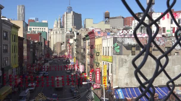 Ustanowienie Ujęcia Dzielnicy Chinatown Nowym Jorku Przez Ogrodzenie Ogniwami Łańcuchowymi — Wideo stockowe