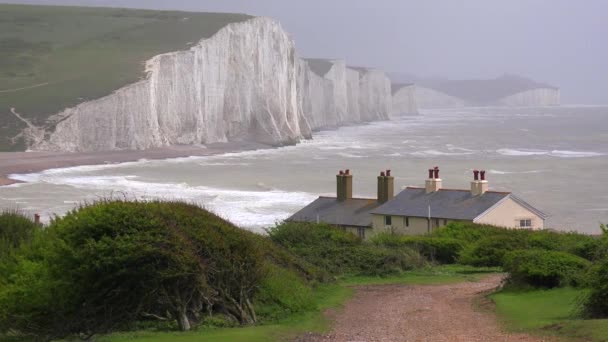 英国比奇黑头白崖沿岸漂亮的房子 — 图库视频影像