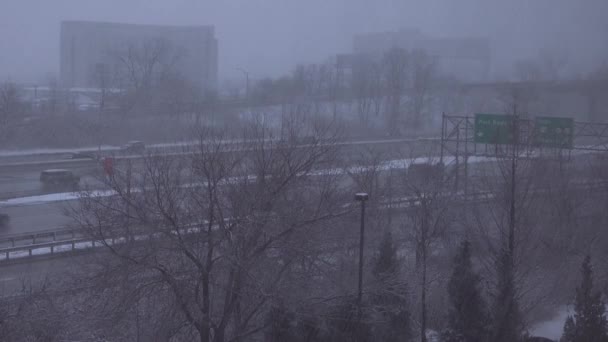 Una Tormenta Nieve Golpea Cerca Una Carretera Interestatal — Vídeo de stock