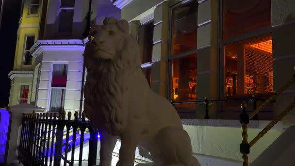 Bir Aslan Heykeli Bir Ngiliz Kasabasında Zarif Bir Sıra Evin — Stok video