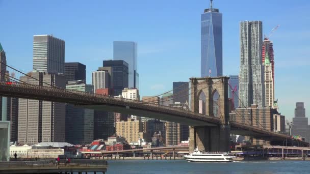纽约金融区拍摄得很好 有布鲁克林大桥的前景和经过的船只 — 图库视频影像