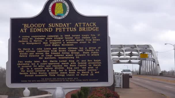 プラークは アラバマ州セルマのエドマンド ペタス橋での血の日曜日の攻撃の犠牲者を称えます — ストック動画