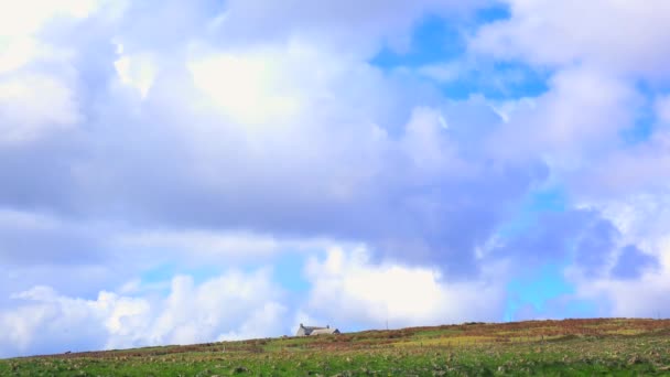 小さな放棄された石造りの家は この時間の経過撮影で美しいスコットランドのモーターの間の距離で見られます — ストック動画