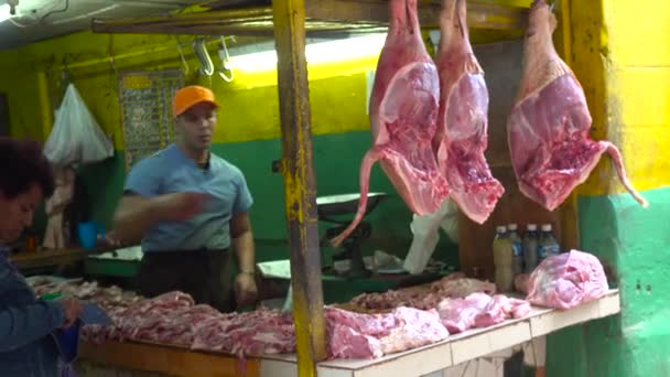 キューバのハバナの通りに沿って屋台から生肉がハングします — ストック動画