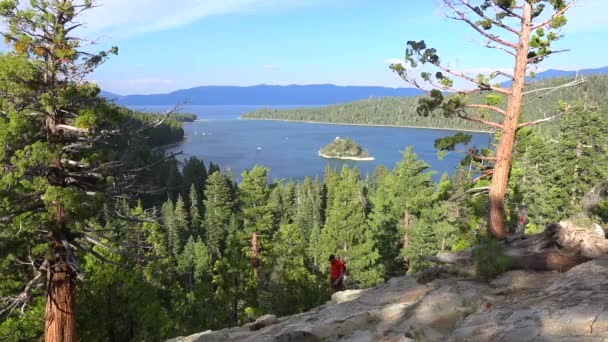 Ein Wanderer Überquert Vor Der Emerald Bay Lake Tahoe — Stockvideo