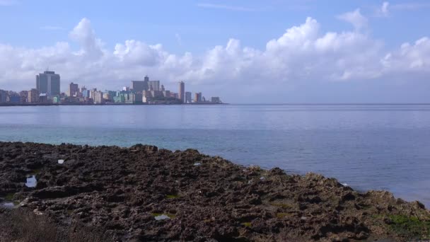 Хороший Вид Город Гавана Куба Вдоль Знаменитой Набережной Малекон — стоковое видео