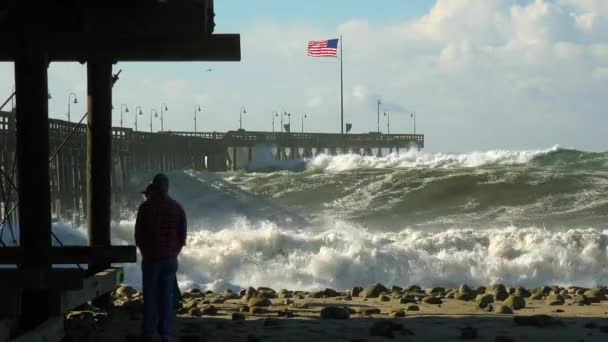 Ogromne Fale Rozbijają Się Kalifornijskiej Plaży Molo Podczas Bardzo Dużej — Wideo stockowe