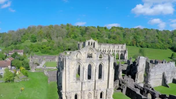 一个上升的消息揭示了英格兰里瓦乌修道院的空中拍摄 — 图库视频影像