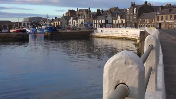 Kuzey Skoçya Küçük Bir Balıkçı Kasabasının Limanının Güzel Bir Görüntüsü — Stok video