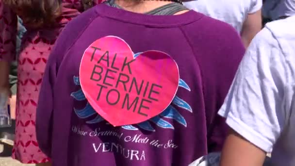 Une Fille Rassemblement Bernie Sanders Porte Une Pancarte Disant Talk — Video
