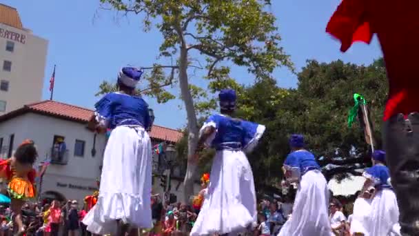 Mensen Dansen Straten Van Santa Barbara Californië Tijdens Zonnewende Viering — Stockvideo