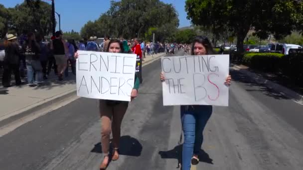 Teilnehmer Einer Bernie Sanders Kundgebung Halten Schilder Hoch Auf Denen — Stockvideo