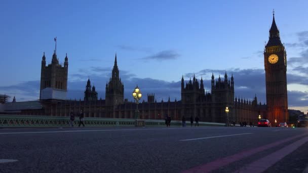 Tráfico Pasa Frente Big Ben Las Casas Del Parlamento Londres — Vídeos de Stock