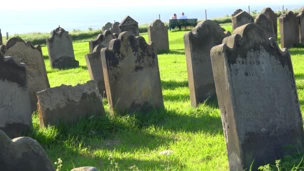 Alte Steinerne Grabsteine Auf Einem Britischen Friedhof — Stockvideo