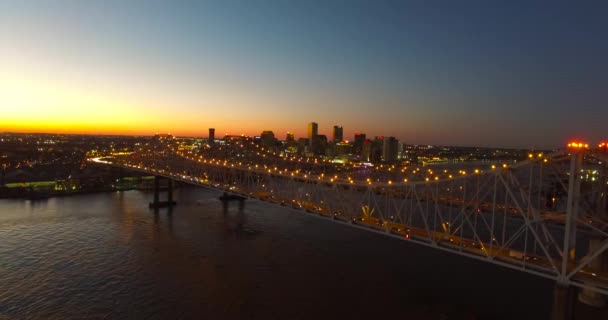 Hermosa Toma Aérea Nocturna Del Puente Crescent City Sobre Río — Vídeo de stock