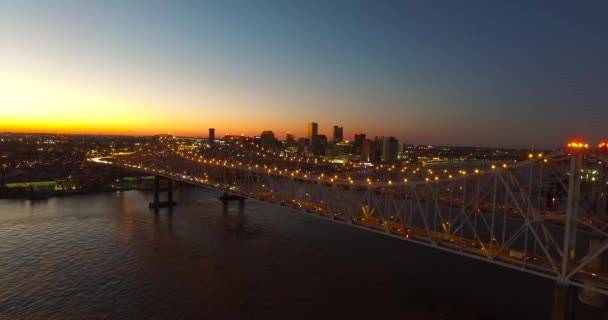 Splendida Ripresa Aerea Notturna Del Crescent City Bridge Sul Fiume — Video Stock