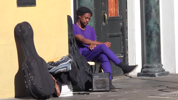 노숙자 음악가가 거리에 — 비디오