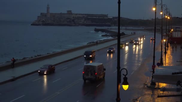 Beaytiful Skott Bilar Som Reser Vattnet Malecon Havanna Kuba Natten — Stockvideo