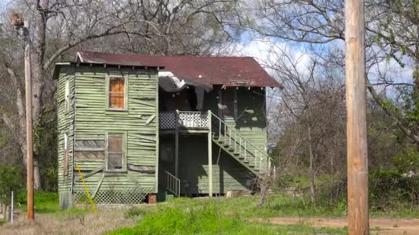 密西西比州杰克逊市的一座破旧的旧公寓房子坐落在田野里 — 图库视频影像