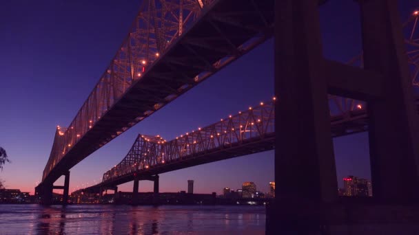 新奥尔良市大桥在夜间与新奥尔良路易斯安那州为背景 — 图库视频影像