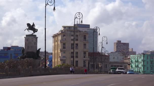 Tráfico Pasa Por Bulevar Muy Concurrido Habana Cuba — Vídeos de Stock