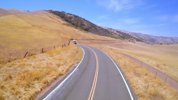 在加利福尼亚州中部一条路上行驶的一辆野营面包车上的一架天线 — 图库视频影像