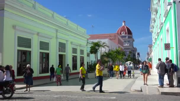 Massen Von Kubanern Gehen Einem Sonnigen Tag Durch Die Straßen — Stockvideo