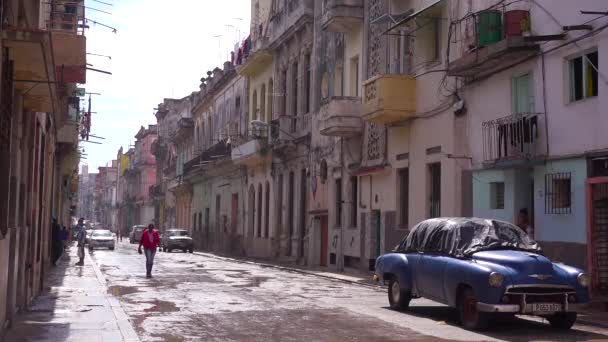 キューバの旧ハバナの狭い通り クラシックカーの前景 — ストック動画