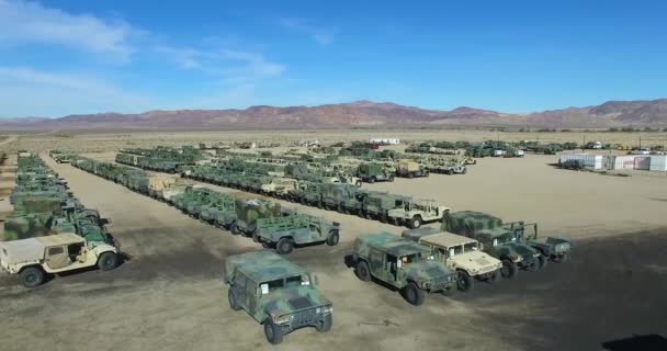 Luchtfoto Boven Een Opslagplaats Voor Militaire Voertuigen — Stockvideo