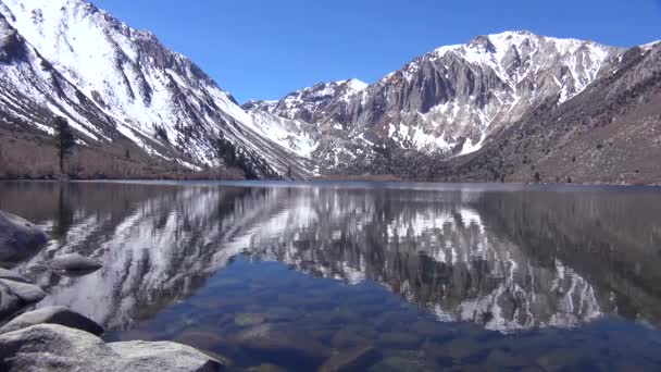 겨울에는 산속의 호수가시에라 네바다의 반사한다 — 비디오