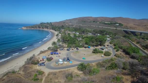 在圣巴巴拉附近的圣芭芭拉州海滩上 一架美丽的航拍飞机沿着加利福尼亚海岸线飞行 — 图库视频影像
