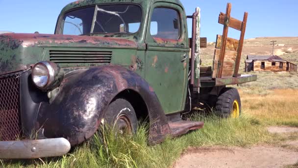 Παλιά Πράσινο Pickup Φορτηγό Εγκαταλελειμμένο Σπίτι Φόντο Στην Πόλη Φάντασμα — Αρχείο Βίντεο
