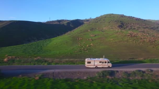 田舎道を走行する自動車の家の上空 — ストック動画