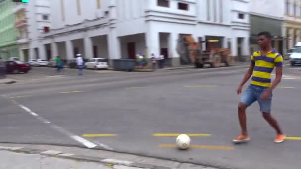 Bambini Giocano Calcio Strada Nella Città Vecchia Avana Cuba — Video Stock