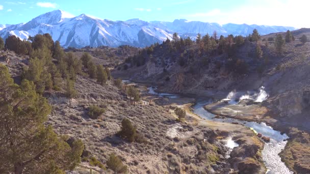 Felvétel Kelet Sierra Nevadán Átáramló Forrásról Folyóról Mammoth Hot Springs — Stock videók