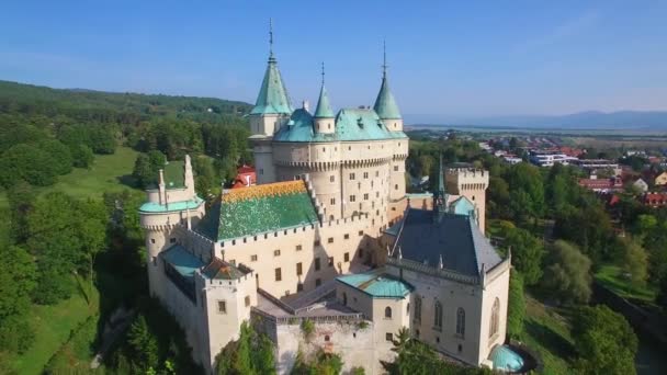 スロバキアのロマンチックなBojniceの城の美しい空中確立ビュー — ストック動画