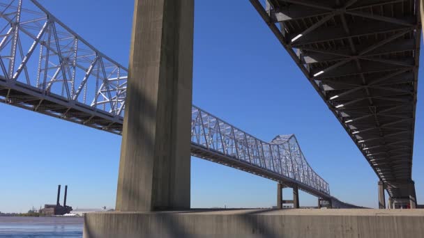 Речные Лодки Плывут Мостом Crescent City Фоне Нового Орлеана — стоковое видео