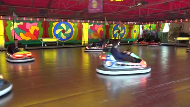 Carros Pára Choques Circulam Círculos Parque Diversões — Vídeo de Stock