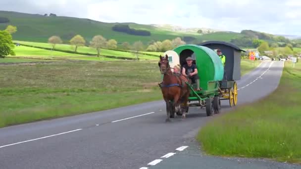 Una Carovana Zingari Passa Lungo Una Strada Inghilterra — Video Stock