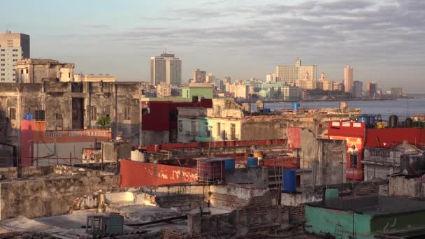 Чудовий Краєвид Гавани Куби Зруйнованими Будівлями Горизонтом — стокове відео