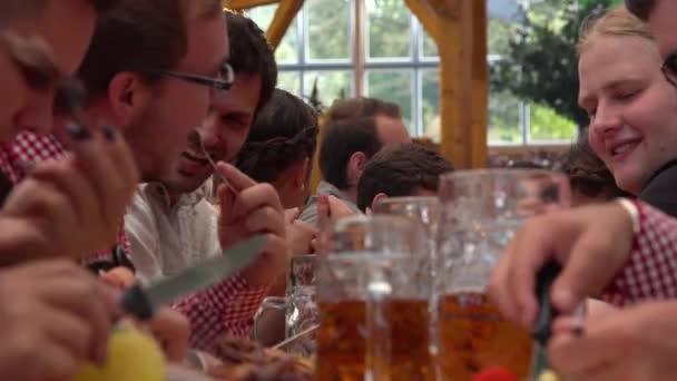 人々はドイツのオクトーバーフェストで食べたり飲んだりします — ストック動画