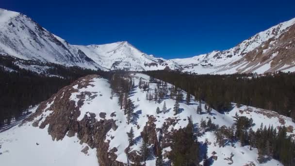 Antenn Över Avlägsen Övergiven Stuga Bergstopp Sierra Nevada Bergen Vintern — Stockvideo